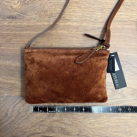 ✨ NWT ✨ - Banana Republic - Suede Bag with adjustable strap - Picture 14 of 15